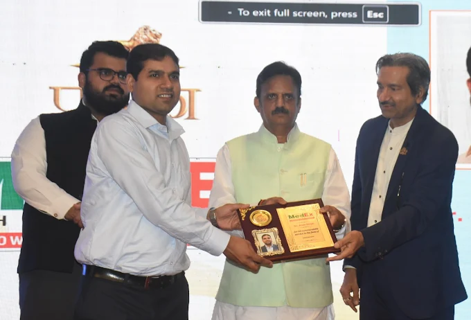 Dr Arun Singh receiving award for excellence in gastroenterology and liver disease treatment in Bhopal